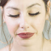 Femme brune, 25 ans, teint clair, gros plan sur les yeux fermés. Faux cils en fibres de chanvre 100% végétal, biodégradables, coton transparent, beau volume en harmonie avec son visage. BlackFadime, eyeliner adhésif 2 en 1 noir, tracé précis. Pointe fine, feutre souple, tenue parfaite, Waterproof, végan, fixation rapide. doux et durables, haute qualité, faciles à appliquer, hypoallergéniques. Réutilisables 40 fois, flexibles, confort sans paraben. Idéal pour yeux sensibles, ultra précis