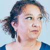 l'élégance mûre incarnée : une peau mate, une femme de plus de 50 ans. Son regard légèrement tourné à gauche révèle les Faux cils naturels effet Harmonieux de Fadime, tissés de fibres de chanvre végétales à 100%. biodégradable, Végan, douce et durable d'une qualité exceptionnelle. Application aisée, hypoallergéniques, idéaux pour les yeux sensibles. Réutilisables 40 fois, ces cils allient épaisseur et bandes transparentes en fibres de coton flexibles pour un confort et une tenue impeccables