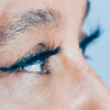 Plongez dans la beauté mûre : un zoom sur la tête, regard tourné à gauche, magnifiant les Faux cils naturel effet Harmonieux de Fadime. Fibres de chanvre 100% végétales et biodégradables. Optez pour Végan, douceur et durabilité de haute qualité. Application facile, idéale pour yeux sensibles. Réutilisables 40 fois, ces cils offrent épaisseur et bandes transparentes en fibres de coton flexibles, pour un confort parfait et une tenue inégalée. Sublimez votre regard naturel avec Harmonieux.