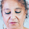 Explorez la grâce mûre incarnée : un gros plan, yeux fermés, d'une belle femme mate. Elle sublime son regard avec les Faux cils naturel effet Harmonieux de Fadime, tissés de fibres de chanvre 100% végétales et biodégradables. Végan, doux durable et haute qualité. Faciles à appliquer, hypoallergéniques, pour yeux sensibles. Réutilisables 40 fois, bandes transparentes en fibres de coton flexibles, garantissant confort et tenue. Laissez vos cils s'épanouir, révélez leur volume avec Harmonieux, sans paraben