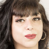 Magnifique femme de 30 ans, brune, regard avec les Faux cils naturels effet Intense de Fadime, en fibres de chanvre 100% végétales et biodégradables. Végan, doux durable et haute qualité. Faciles à appliquer, hypoallergéniques, pour yeux sensibles. Réutilisables 40 fois, bandes transparentes en fibres de coton flexibles, garantissant confort et tenue. Laissez vos cils s'épanouir, révélez leur volume avec intense, sans paraben