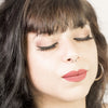 Beauté exceptionnelle en gros plan, yeux fermés, d'une jeune femme de 30 ans. Elle sublime son regard avec les Faux cils naturel effet Intense de Fadime, tissés de fibres de chanvre 100% végétales et biodégradables. Végan, doux durable et haute qualité. Faciles à appliquer, hypoallergéniques, pour yeux sensibles. Réutilisables 40 fois, bandes transparentes en fibres de coton flexibles, garantissant confort et tenue. Laissez vos cils s'épanouir, révélez leur volume avec Harmonieux, sans paraben