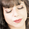 Tête légerment sur le coté, d'une jeune femme de 30 ans. Elle sublime son regard avec les Faux cils naturel effet Intense de Fadime, tissés de fibres de chanvre 100% végétales et biodégradables. Végan, doux durable et haute qualité. Faciles à appliquer, hypoallergéniques, pour yeux sensibles. Réutilisables 40 fois, bandes transparentes en fibres de coton flexibles, garantissant confort et tenue. Laissez vos cils s'épanouir, révélez leur volume avec Harmonieux, sans paraben