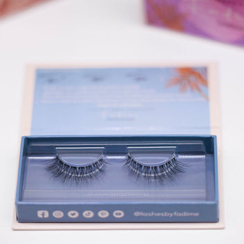  l'élégance écologique avec les Faux cils naturels effet Harmonieux par Fadime. Une boîte de fibres de chanvre 100% végétales et biodégradables, fusionnant le Végan, la douceur durable et la haute qualité. Simples à appliquer, hypoallergéniques, pour yeux sensibles. Réutilisables 40 fois, ces cils épais, aux bandes transparentes en fibres de coton, offrent confort et tenue parfaite. Redéfinissez votre regard, comblez vos cils avec aisance, sans paraben. éco-responsable et élégante.