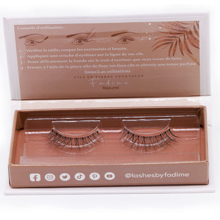 les Faux cils naturels effet naturel par Fadime. Une boîte de faux cils en fibres de chanvre 100% végétales et biodégradables, fusionnant le Végan, la douceur durable et la haute qualité. Simples à appliquer, hypoallergéniques, pour yeux sensibles. Réutilisables 40 fois, ces cils épais, aux bandes transparentes en fibres de coton, offrent confort et tenue parfaite. Redéfinissez votre regard, comblez vos cils avec aisance, sans paraben. éco-responsable et élégante.